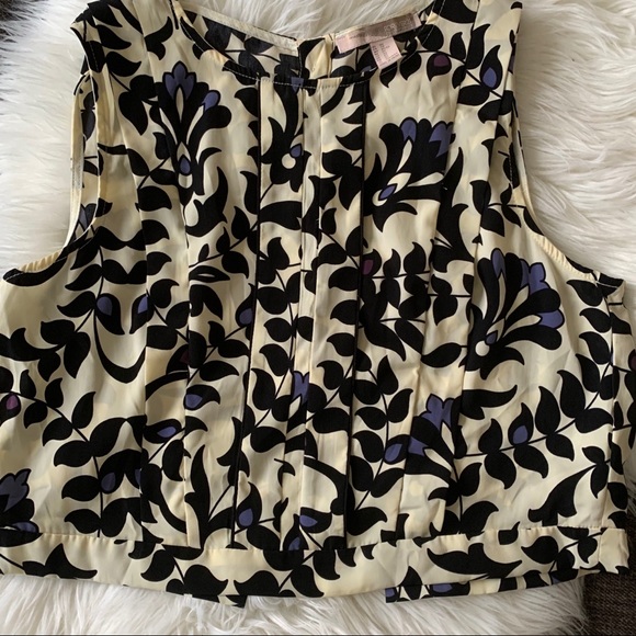 Forever 21 Tops - 3/$30 Floral sleeveless cropped top